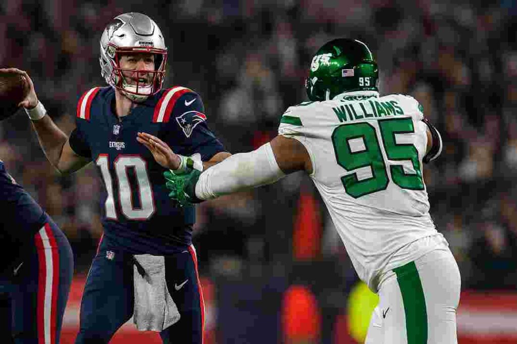 Drake Maye throws a touchdown pass during Patriots vs. Jets Week 11 game 2025